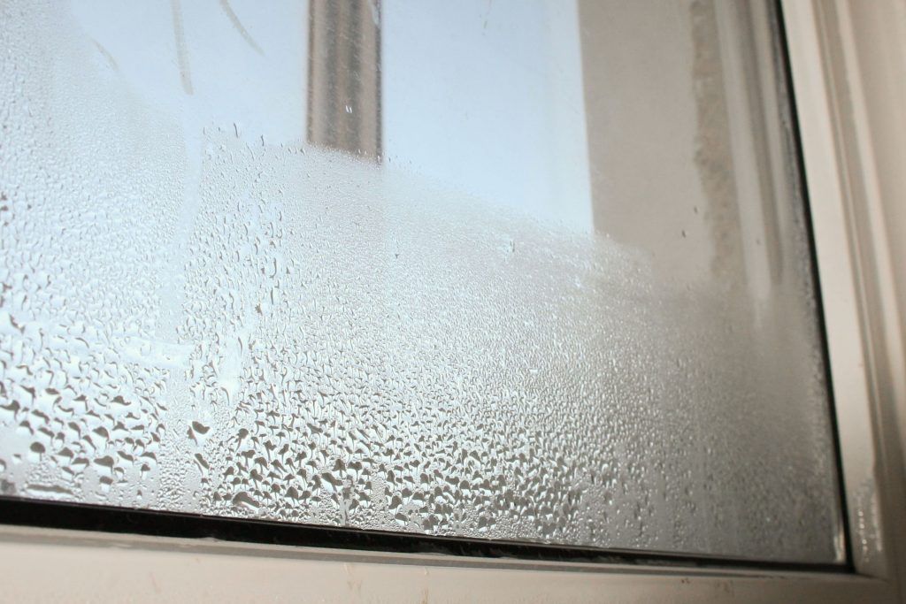 Почему потеют пластиковые окна изнутри в квартире, что делать?