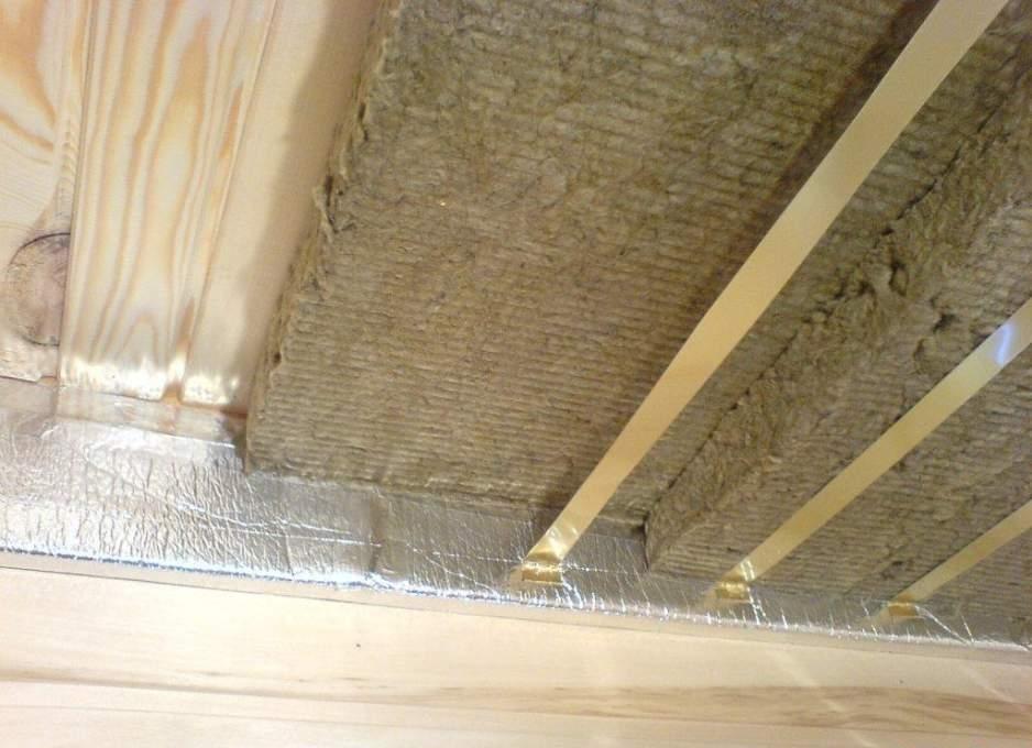 Три разных материала и три способа утепления потолка бани
