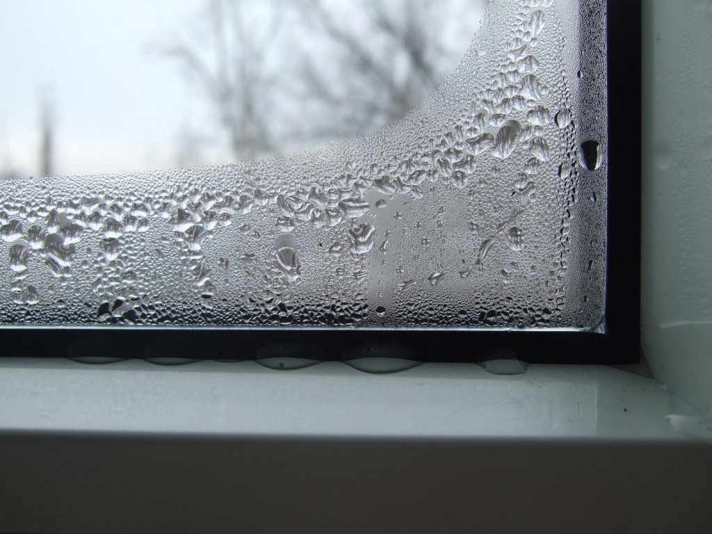 Должны ли потеть пластиковые окна и почему потеют пластиковые окна зимой изнутри и снаружи