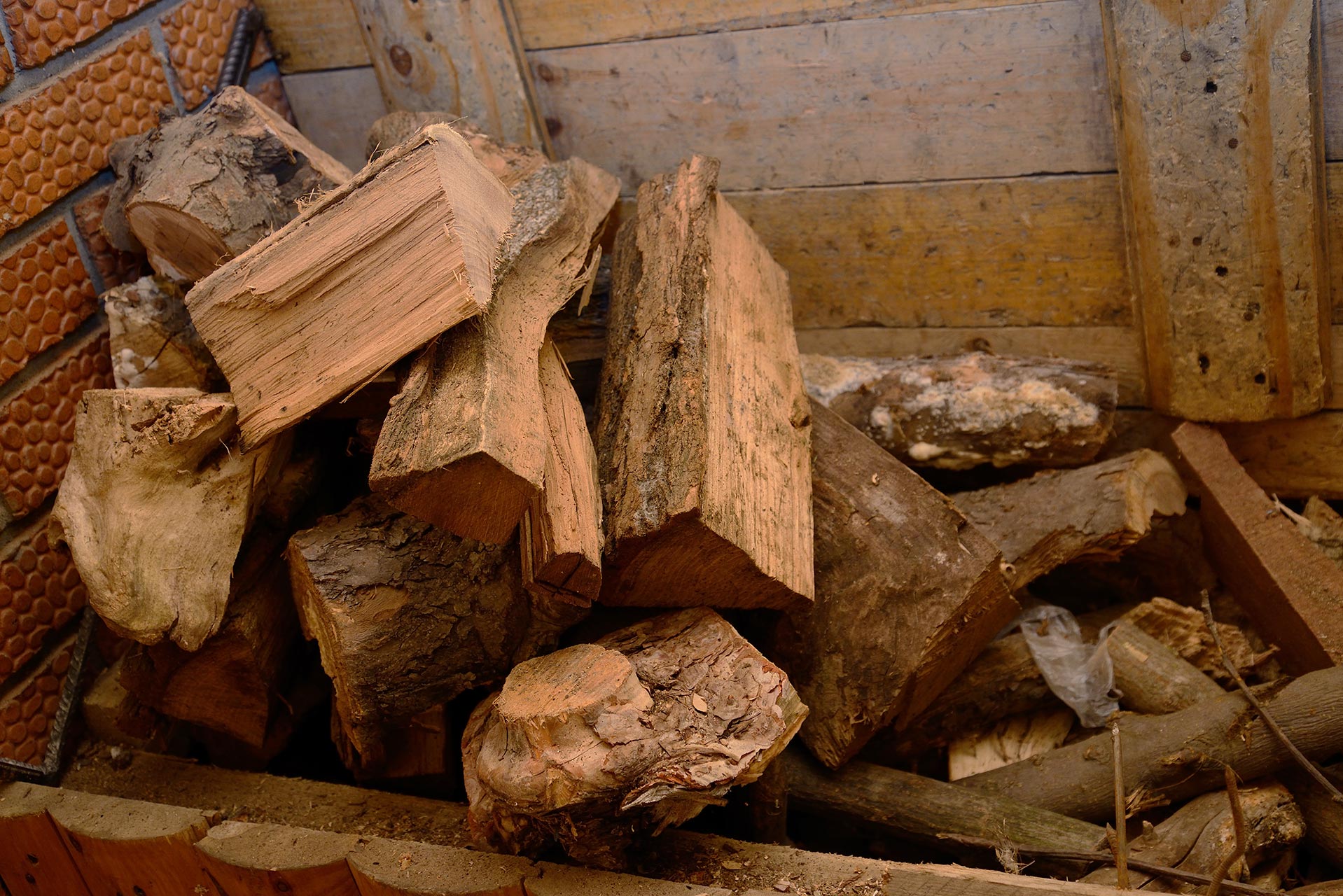 Какими дровами лучше топить баню, обзор разных пород древесины