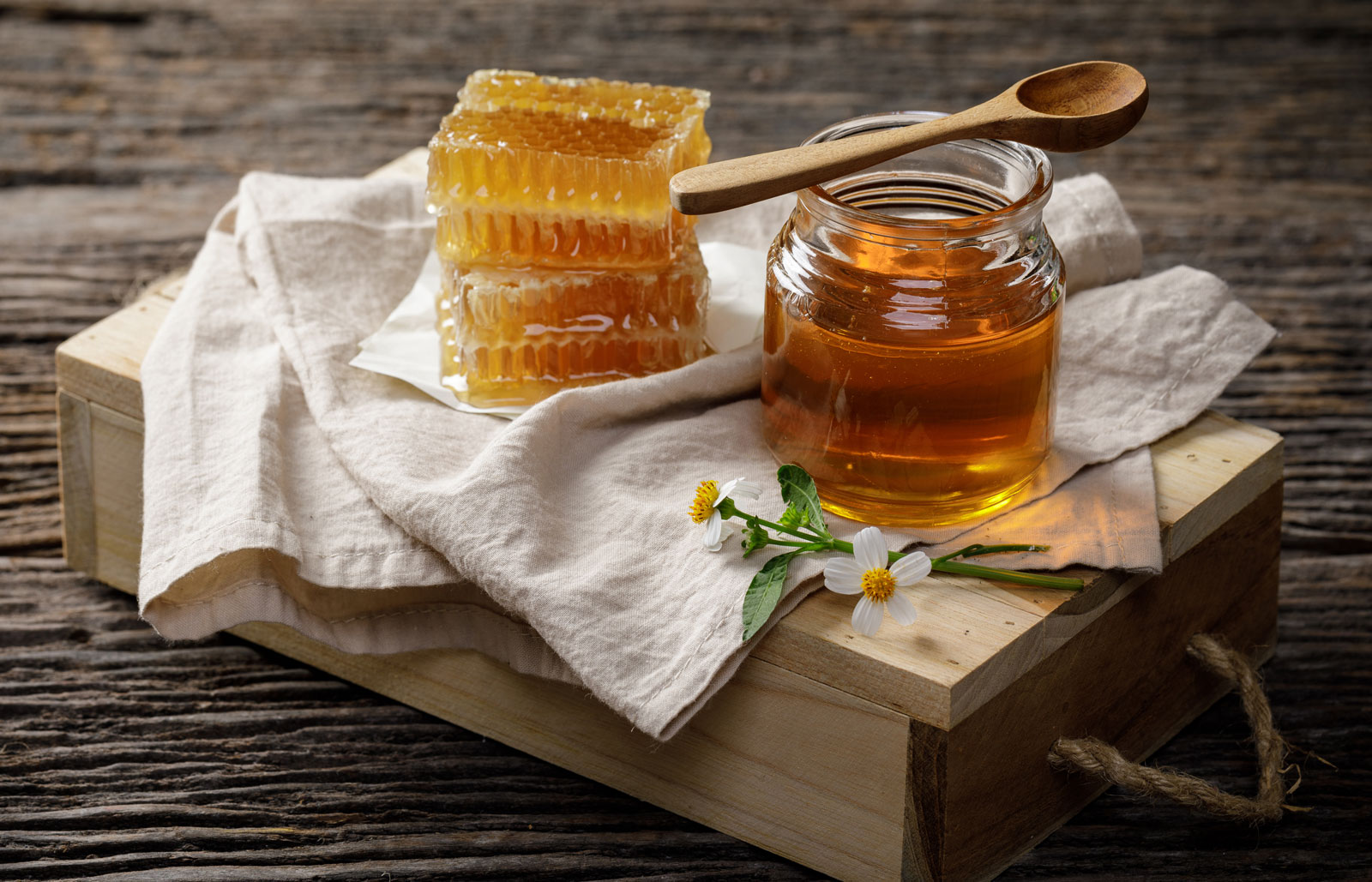 Использование меда с солью в бане и сауне: польза и применение
