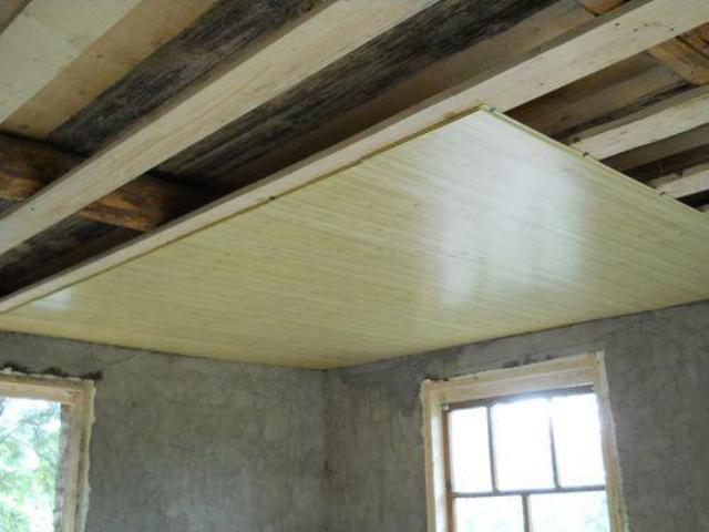 Черновой потолок по деревянным балкам как правильно подшить доской в частном доме, черновая отделка потолка в деревянном доме, подшивка фанерой по балкам, как сделать