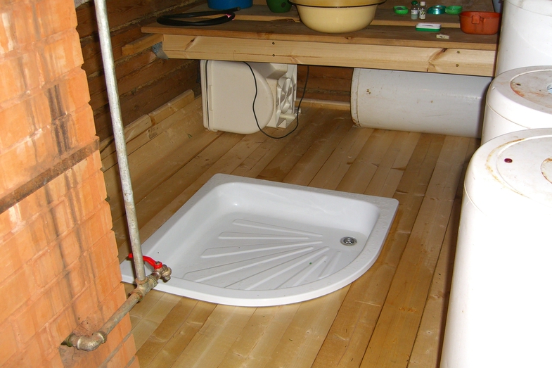 Как сделать пол в бане со сливом: варианты устройства и инструкция