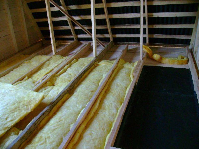 Утепление потолка в бане с холодной крышей: выбор материала