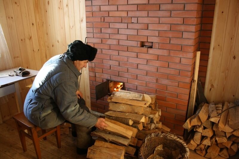 Как правильно топить печь дровами в деревянном или кирпичном доме: пошаговая инструкция + фото