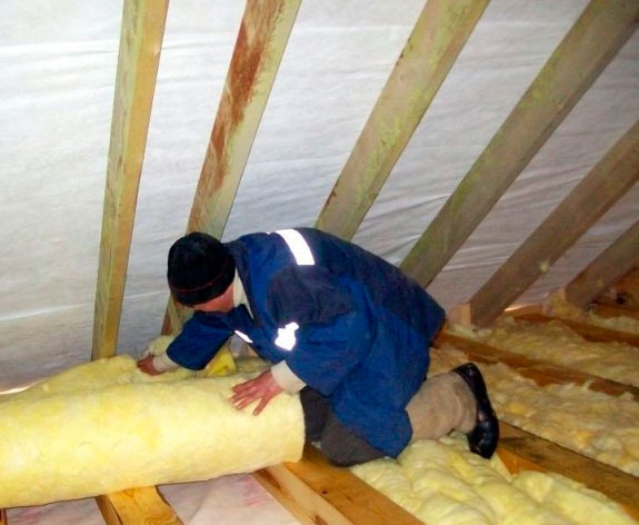 Как правильно утеплить потолок под холодной крышей со стороны чердака: какой выбрать материал для утепления