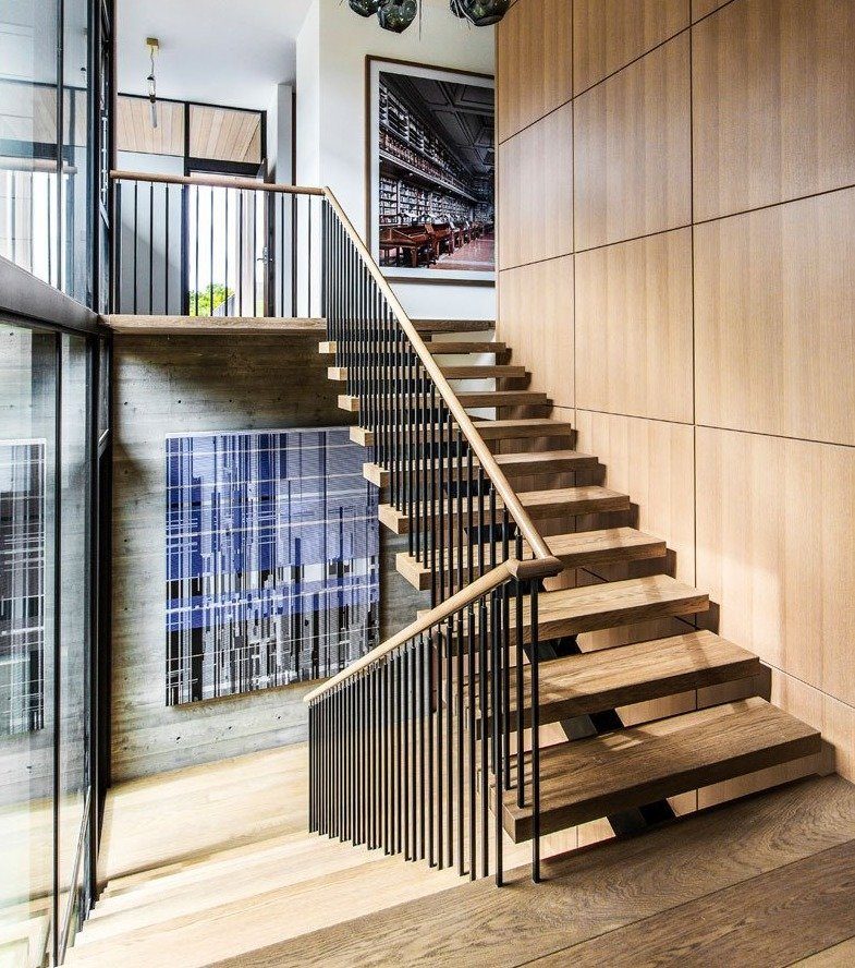 Дизайн лестницы (96 фото): в интерьере гостиной, интерьерное оформление подъема на второй этаж
