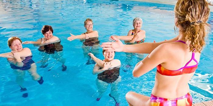 Занятия аквааэробикой в бассейне: упражнения на разные группы мышц для начинающих, советы и противопоказания