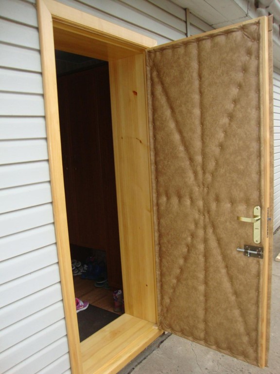 Утепляем деревянную дверь: секреты профессионалов