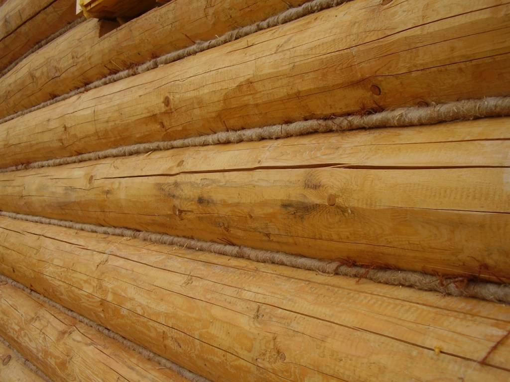 Что лучше для утепления деревянного дома: пена или конопатка