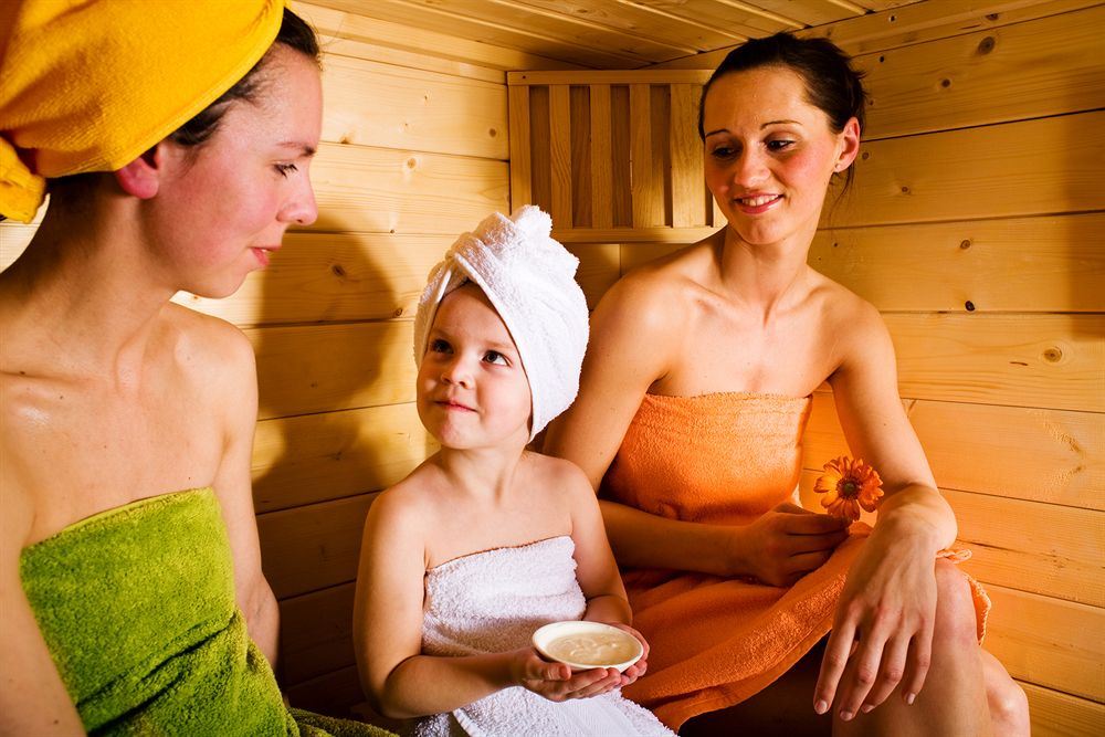 Дети и баня: с какого возраста можно посещать, ограничения и противопоказания