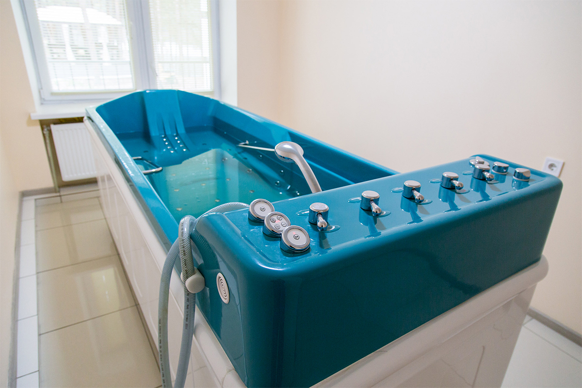 Радоновые ванны это. Водолечение в физиотерапии. Бальнеотерапия минеральными водами. Гидротерапия физиотерапия. Гидротерапия и бальнеотерапия.
