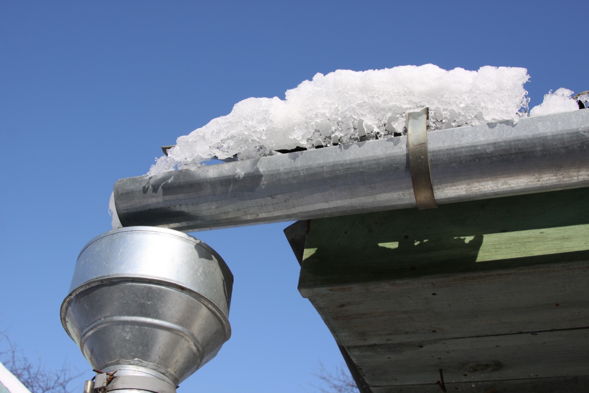Как сделать слив воды с крыши – правила монтажа водостоков, труб, лотков