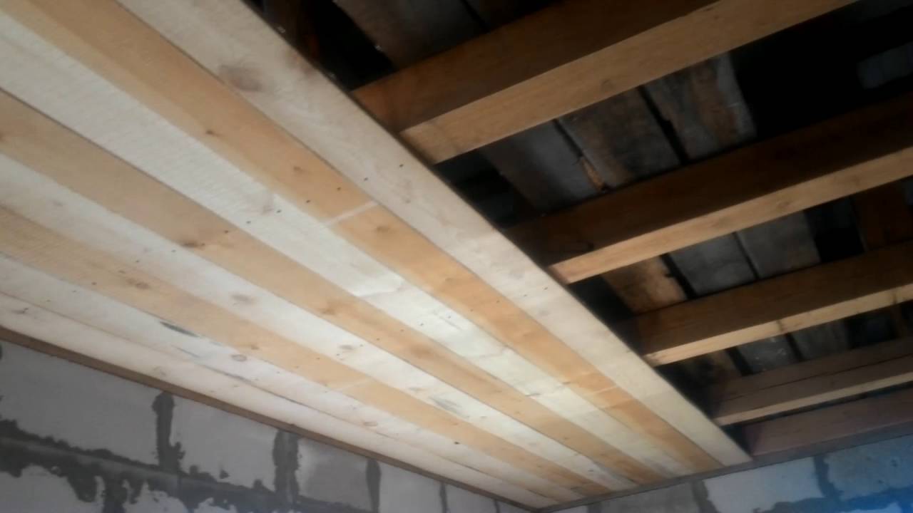Как сделать черновой потолок по деревянным балкам