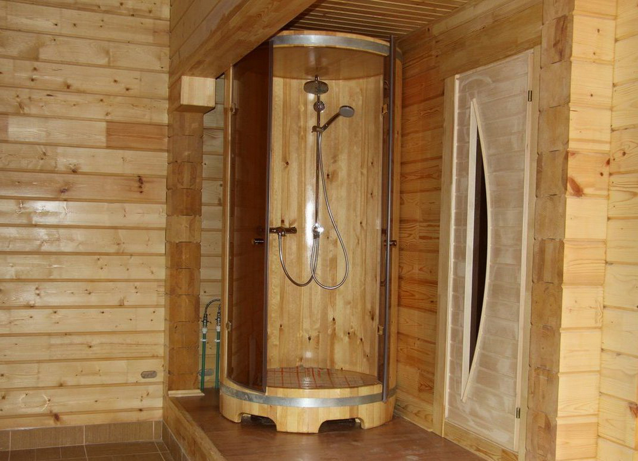 душ в деревянной бане