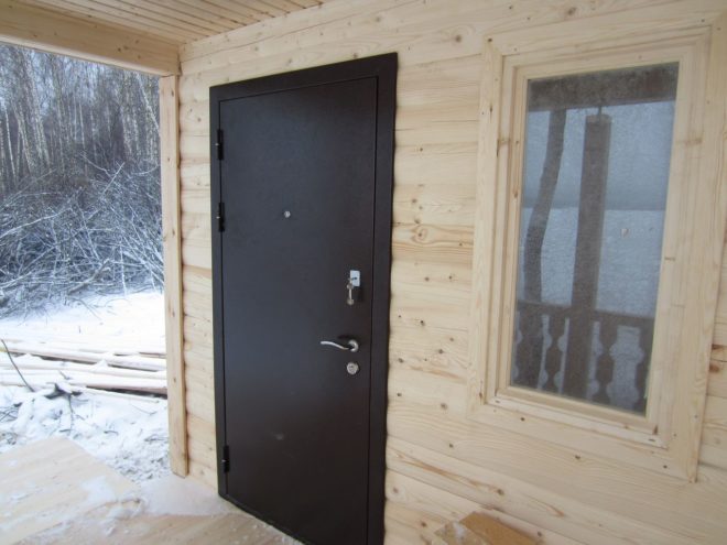 Двери для бани и сауны: деревянные из липы в парную и входные