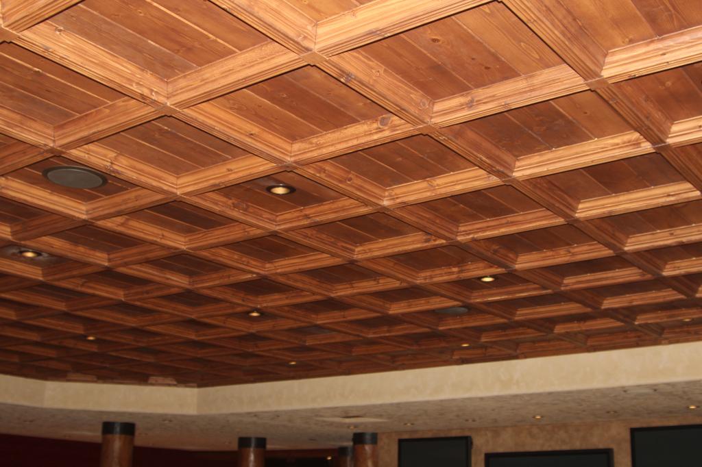 Деревянный потолок: пароизоляция перекрытия, каркас и рейки для квартиры, фото укладки и обшивки в доме, формы, как сделать демонтаж и декор в частном