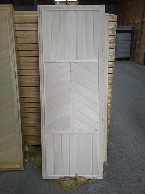 Двери для бани из липы: деревянная в парную