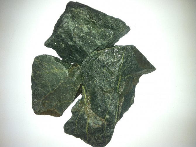 Камень нефрит для бани – более долговечный по свойствам брат жадеита