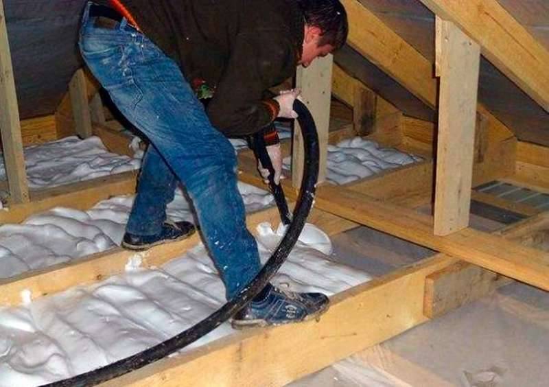 Как правильно утеплить потолок под холодной крышей со стороны чердака: какой выбрать материал для утепления