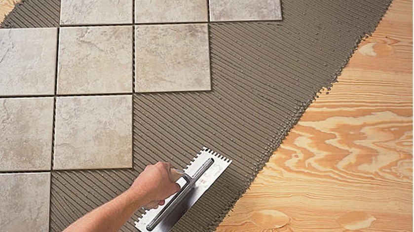 Можно ли класть плитку на деревянный пол, и как это сделать правильно?