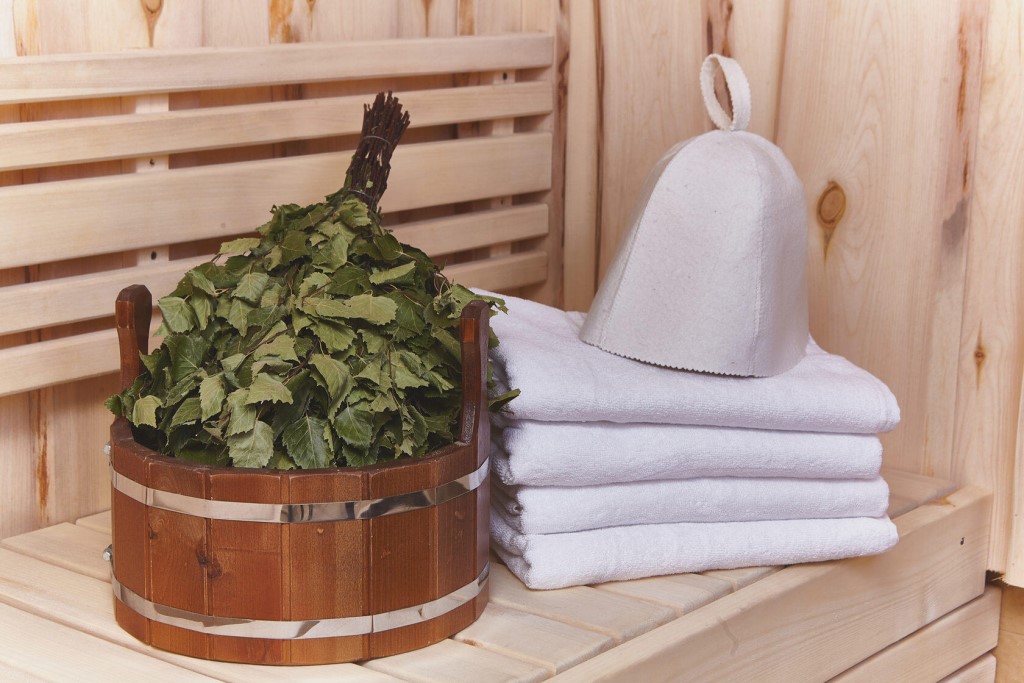 Банные принадлежности: обзор атрибутов для уютного и приятного отдыха в бане и сауне