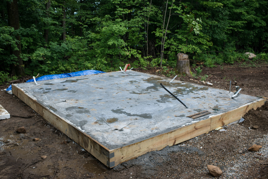 Плитный фундамент под баню: его устройство, строительство, плюсы и минусы