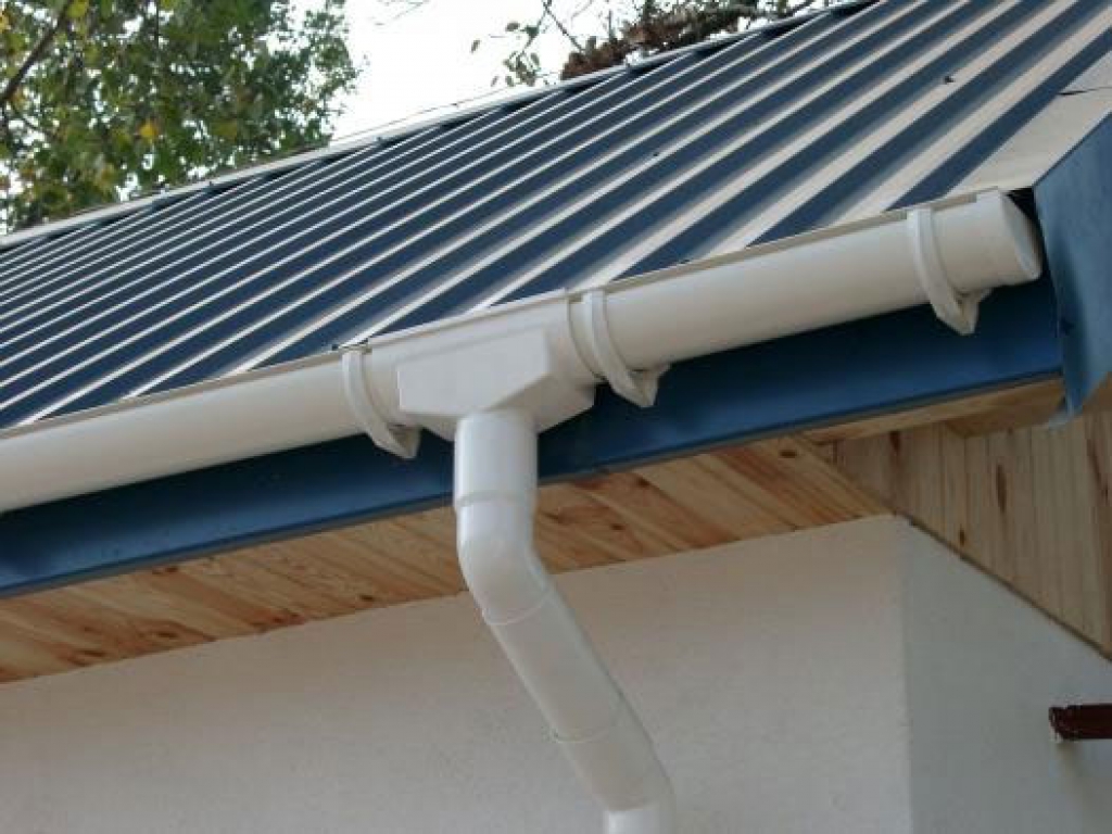 Водостоки для крыши своими руками: как сделать водосточную систему