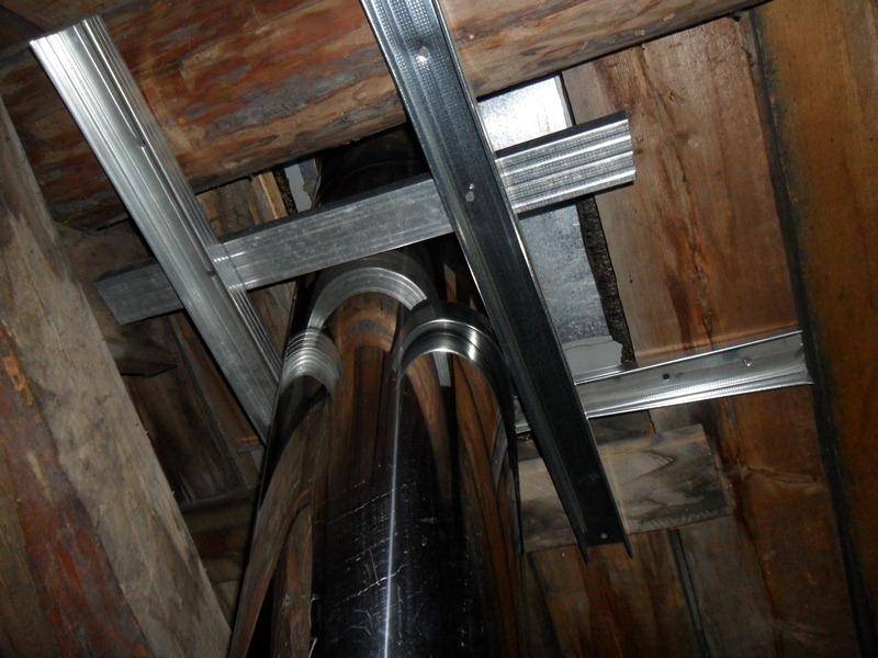 Принципы установки трубы в бане через потолок и крышу