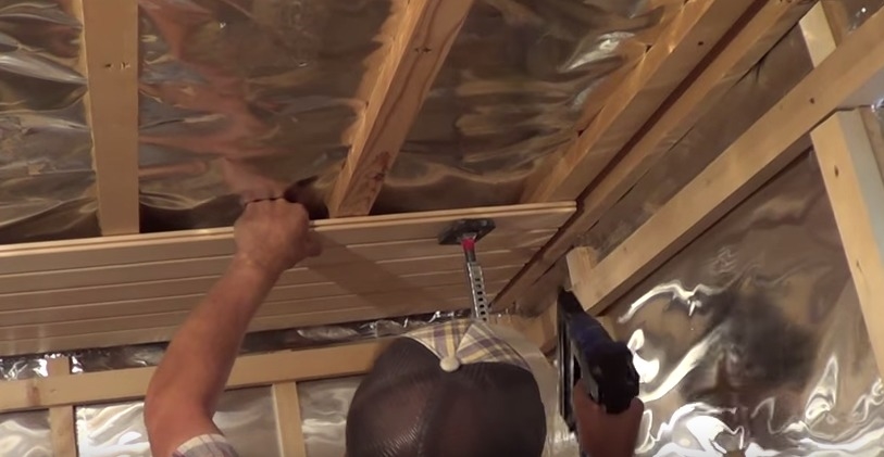 Как правильно крепить вагонку на потолок и видео отделки
