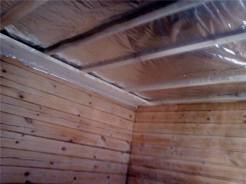 Потолок в бане из необрезной доски