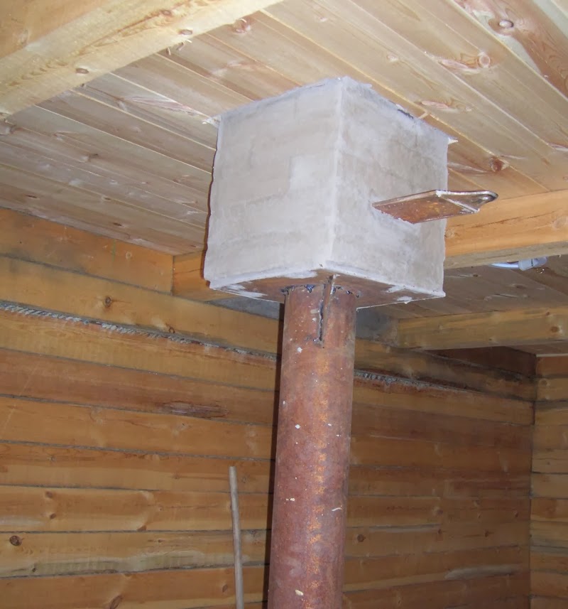 Как провести трубу в бане, если потолок и крыша уже построены?