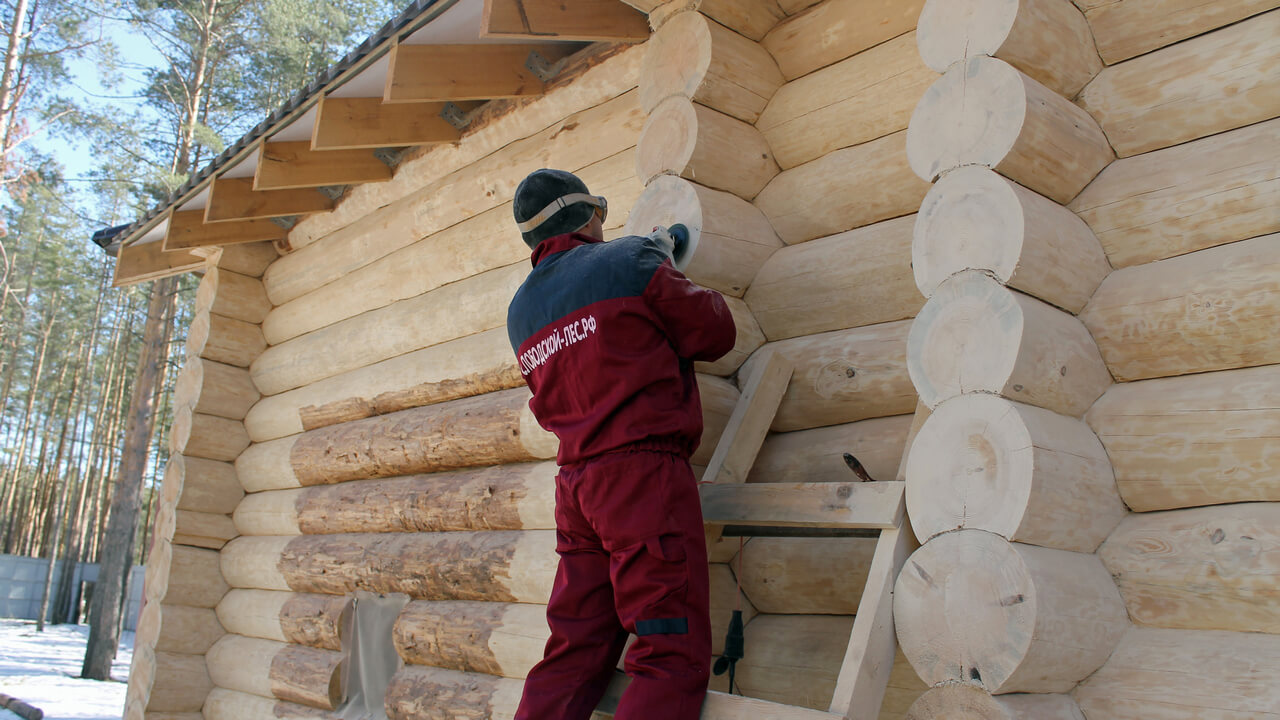 Для чего нужна шлифовка сруба и как правильно обработать деревянный бревенчатый дом?