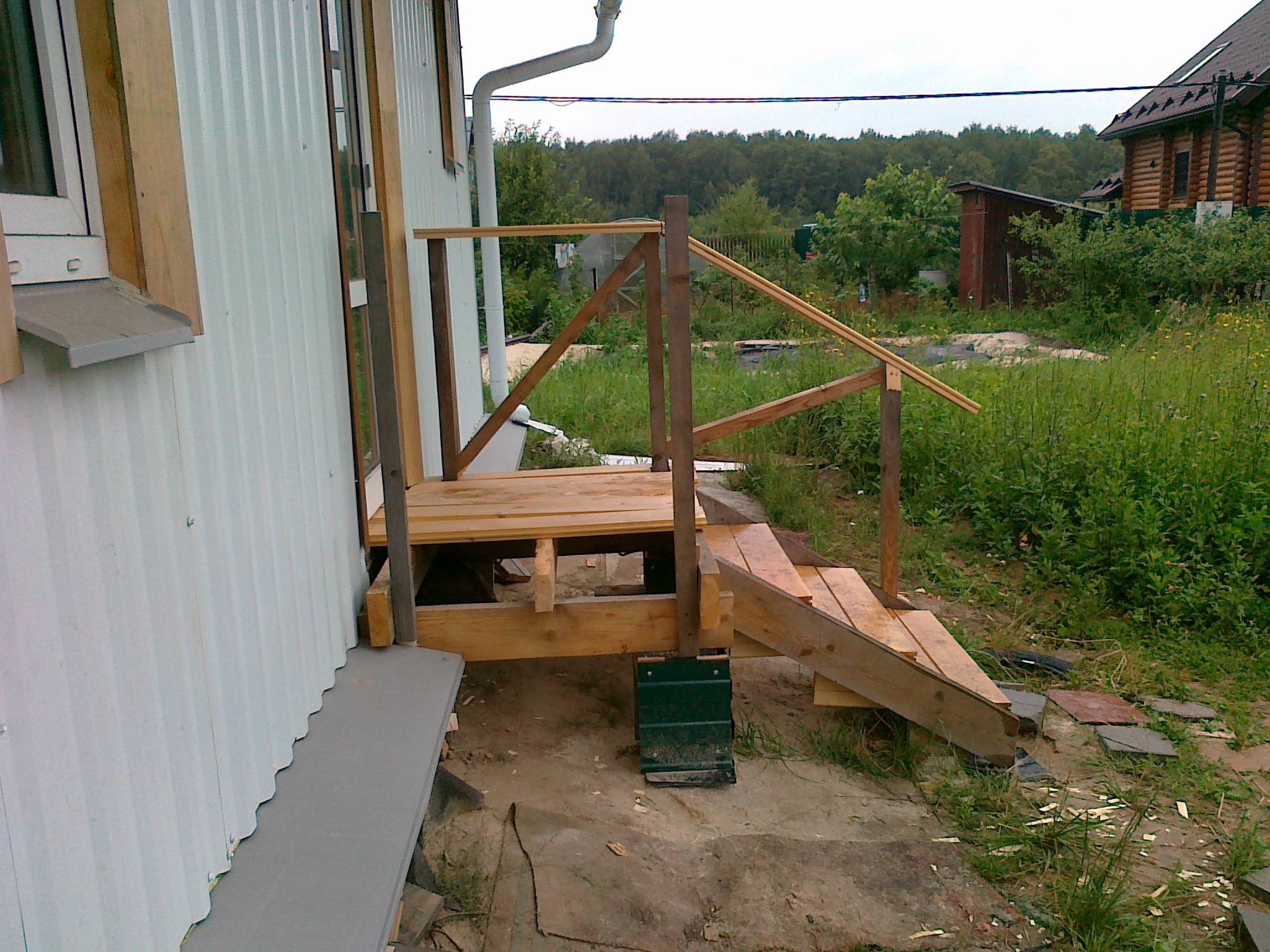 Закрытое крыльцо для частного дома (37 фото): проекты оформления входа террасы загородного дома с остеклением, застекленный тип крыльца
