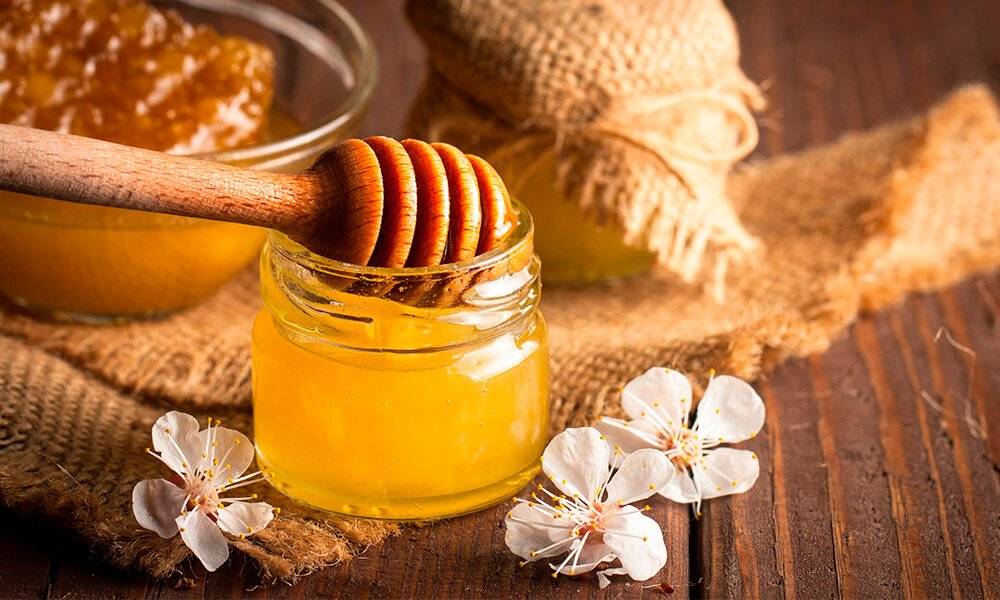 Продлят молодость и помогут в лечении: соль и мед в русской бане