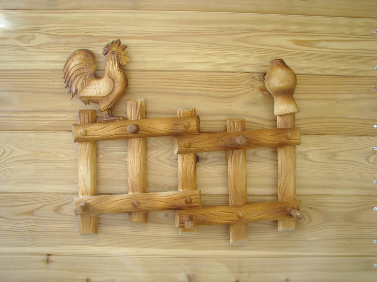 Деревянные вешалки: видео-инструкция по монтажу своими руками, особенности плечиков для одежды из дерева в прихожую, баню, цена, фото