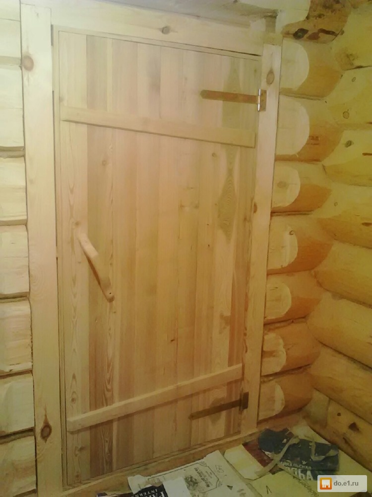 Установка входной и межкомнатных дверей в бане из сруба