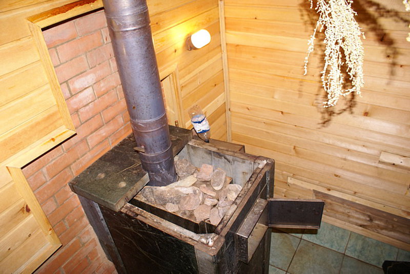 Установка печи в бане с выносной топкой на деревянный пол своими руками: пошаговая инструкция