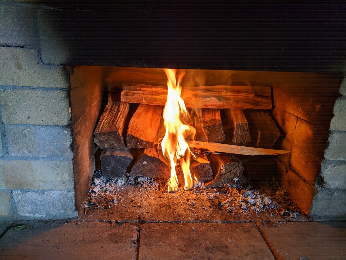 В печи сгорели сухие сосновые дрова объемом 0,01 м в кубе, и торф массой 5 кг. сколько теплоты выделилось в печи решать с дано и решением-