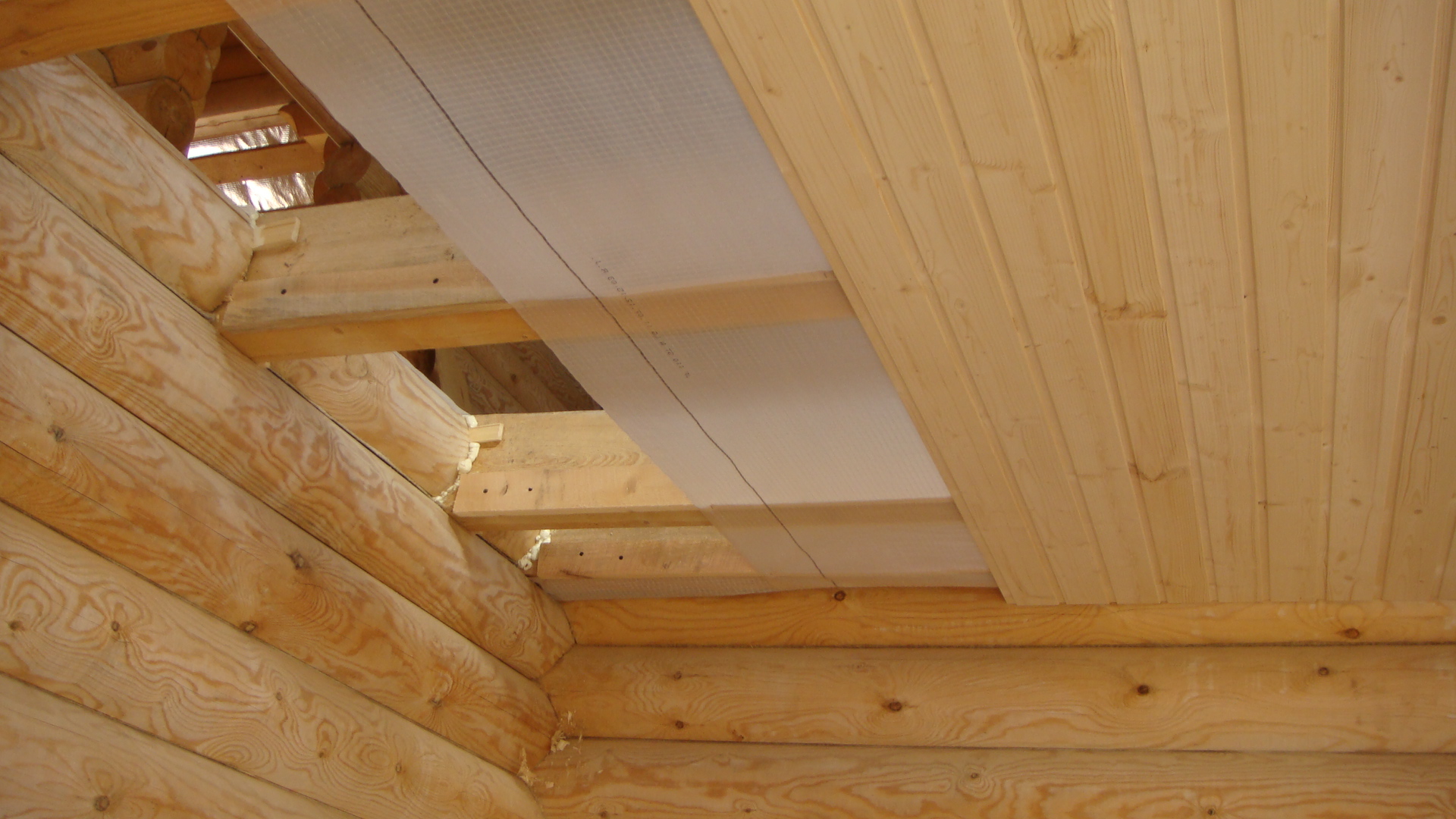 Пароизоляция для потолка в деревянном перекрытии: выбор материала, укладка, советы экспертов