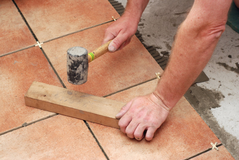 Правила укладки керамической плитки на деревянный пол
