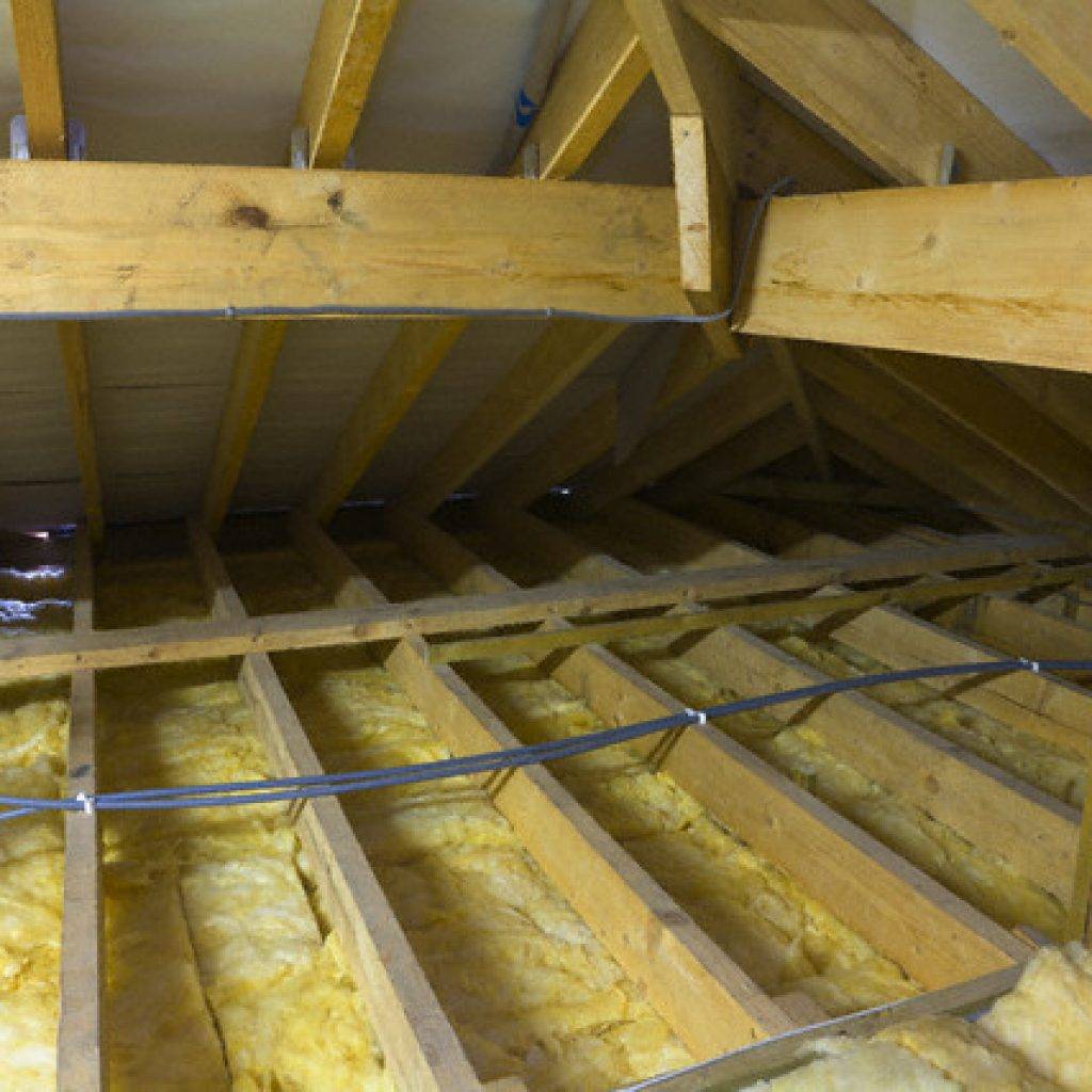 Как правильно утеплить потолок под холодной крышей своими руками: материалы и пошаговое руководство + фото