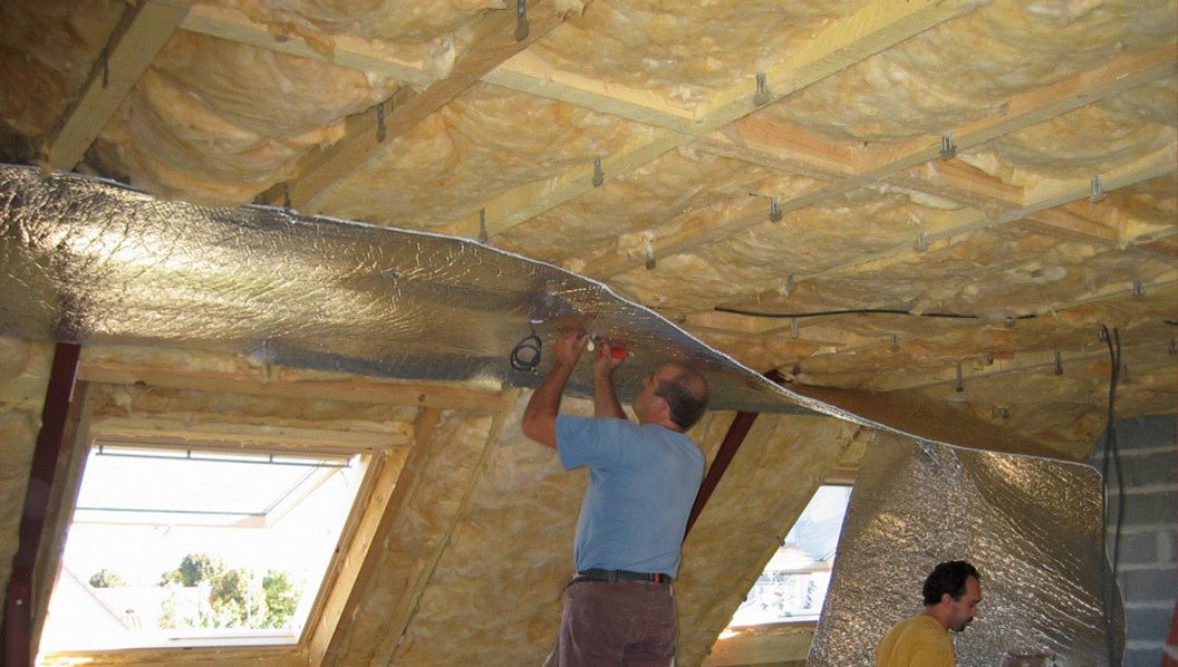 Как самостоятельно произвести работы по утеплению потолка в бане