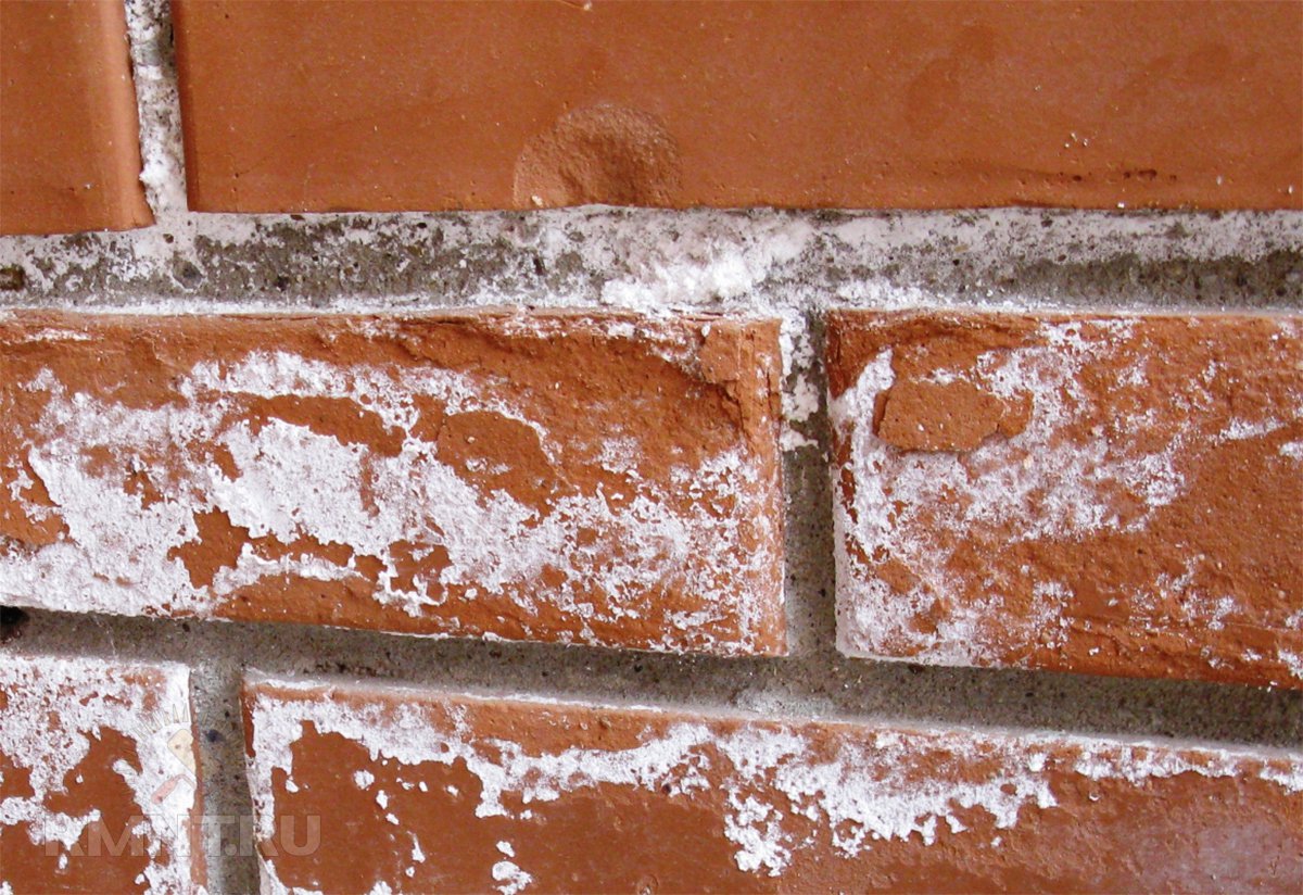 Борьба с высолами на фасаде: как удалить высолы с камня и причины их образования