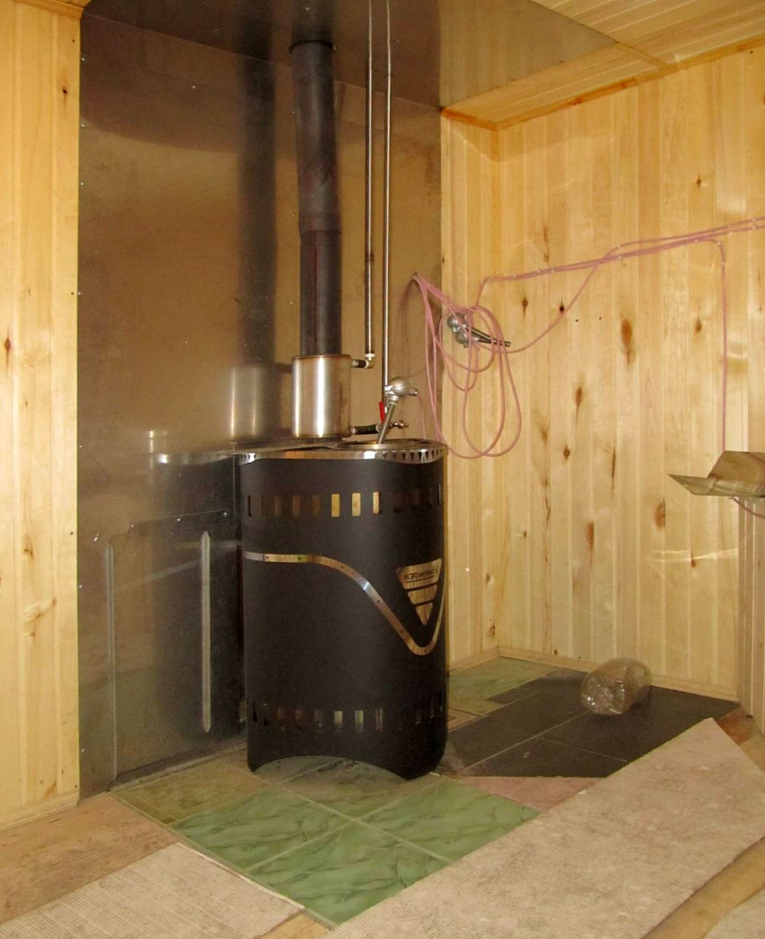 Установка металлической печи в бане: как правильно установить железную печку в деревянной бане