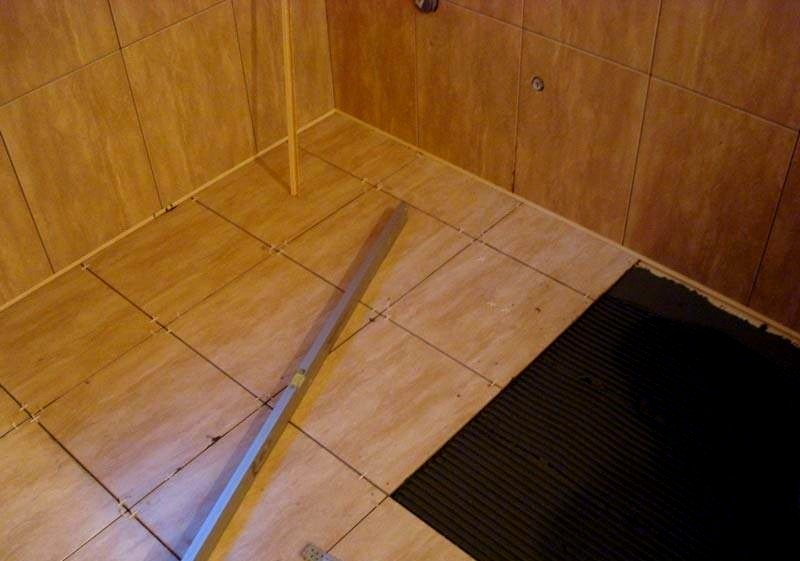 Плитка для бани на пол нескользящая (37 фото): укладка на клей, как положить на деревянный пол с уклоном своими руками