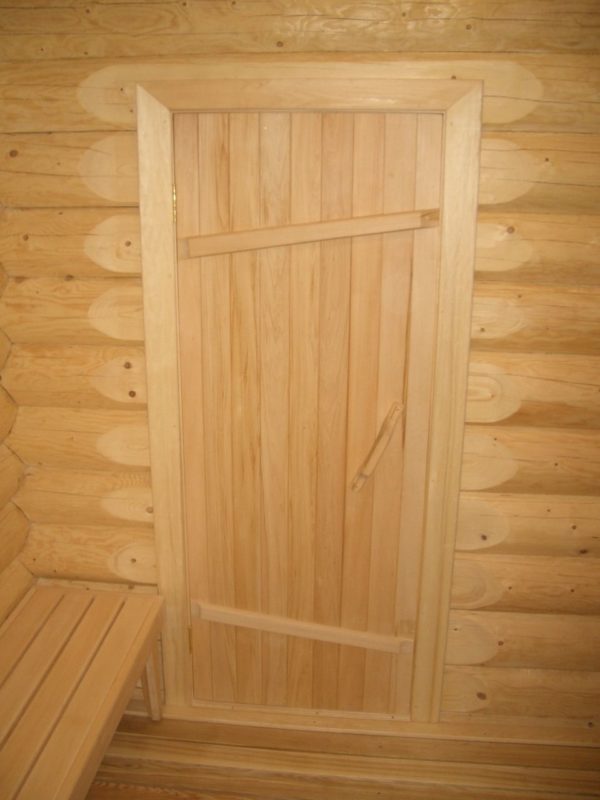 Выбор, изготовление и монтаж деревянной двери в баню