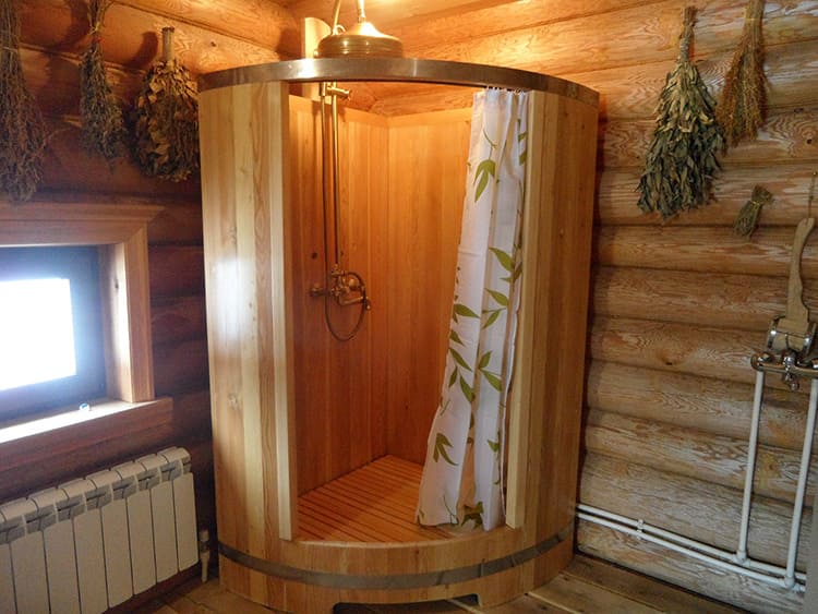 Деревянная душевая кабина для дачи или загородного дома